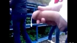 哥伦比亚人chupona将鸡巴和pajea吞到她的男孩身上挤压鸡蛋
