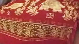 当他发现他的女儿是个婊子时，他无情地乱搞她