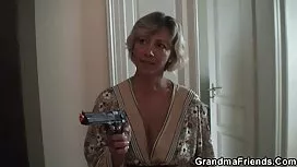 妈妈需要一只公鸡，而她儿子的尾巴对她来说是完美的
