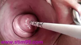 青少年发现她的父亲手里拿着他的阴茎