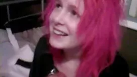 打开相机并拍摄他的妻子四肢着地