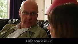 成熟的作弊要求她的爱人更加努力地操她