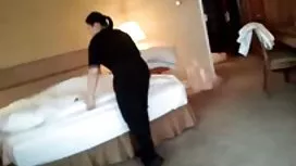 戴绿帽子他妈的享受与另一个看着他的妻子