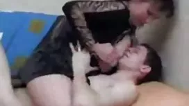 母亲间谍她的儿子，觉得有必要操她