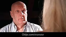 作弊的荡妇要求她的情人把她吮吸并操她