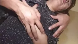 当她的父母不是时，摧毁了女仆的阴部