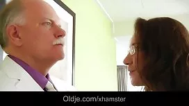 一对夫妇庆祝情人节的艰难和狂野的家庭性