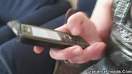 她丰满的朋友在她乱糟糟的时候一直尖叫着