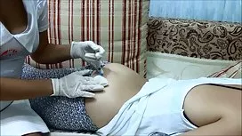 海关人员捡起一名拉丁裔移民